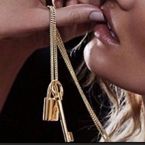 NIB Victoria’s Secret Scandalous Necklace 💋